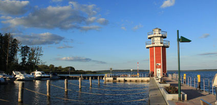 Blick auf Leuchtturm und See